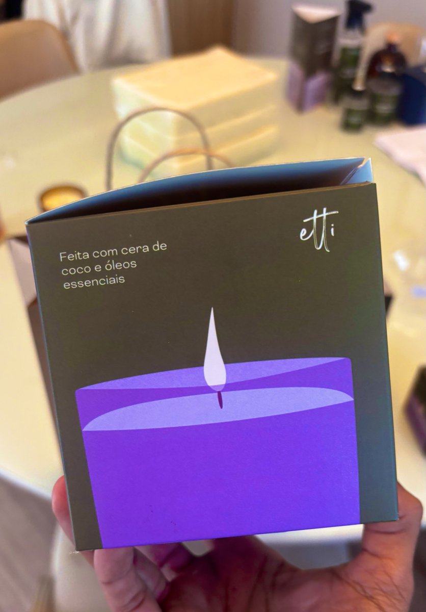 Um cliente conseguiu me viciar em velas. Minha sexta feliz atualmente é ficar em casa, ligar a caixa de som e acender uma dessas com um cheirinho gostoso no ar