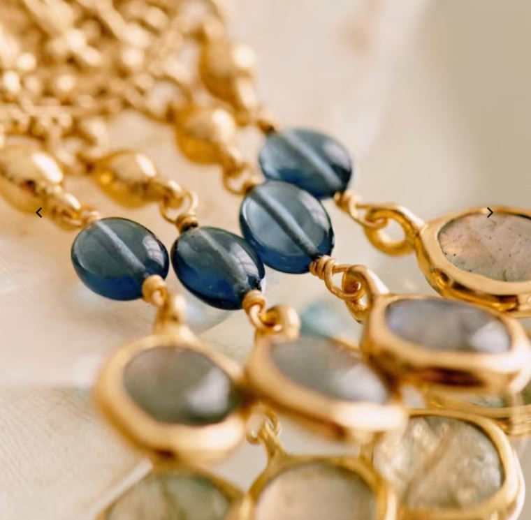 bornfirstkindly's tweet photo. Some say William gave these earrings to Catherine as a present. Perhaps, but like most things, we have no idea if this is true or not.
But what I do know is they are amazing and sadly no longer for sale. Gold plated brass with natural blue stones, perhaps sapphire or iolite?💙❤️ https://t.co/HxRUTw9oKZ