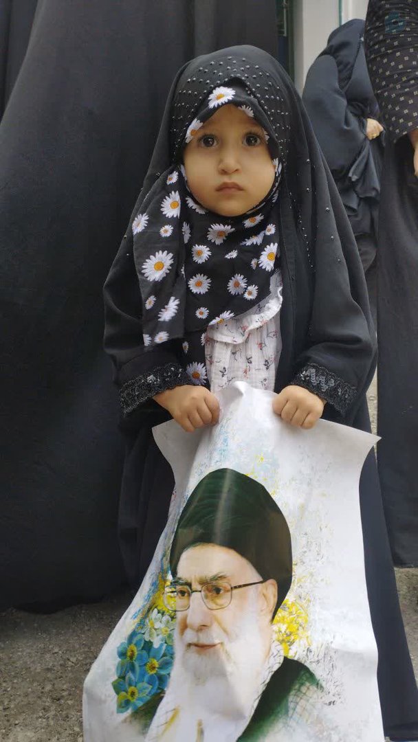 نبین قدم کوچیکه پاش بیفته من برات قیام میکنم💔