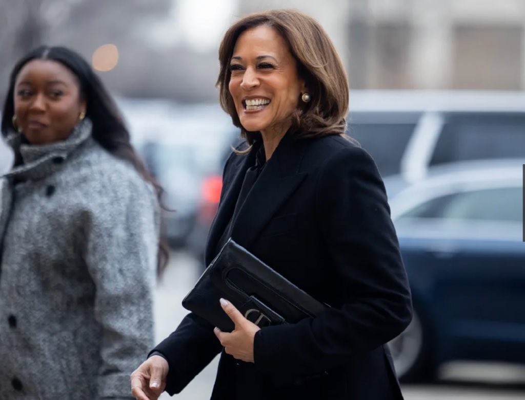 popkhive's tweet photo. POV it’s 2028 and Kamala Harris just SLAMED Newsom in a democratic primary debate. https://t.co/jPvBRCKNyx
