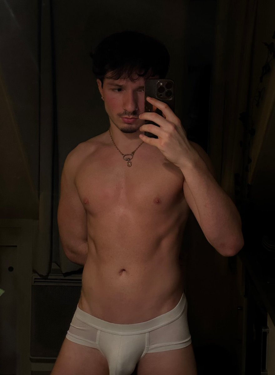 ethan 💋 tweet media