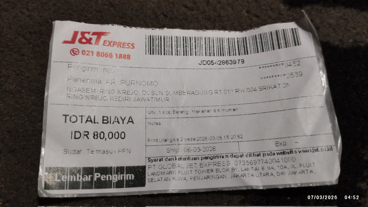 mi_djo's tweet photo. @jntexpressid ada yang jagal dari pengiriman ini, nama pengirim bukan atas nama saya begitu juga nomer hp yang di tulis. Selama ini tidak pernah mengalami hal seperti ini. Dan petugas yang data, bukan petugas yg biasanya jaga. Dari gerak geriknya terlihat agak kebingungan (2) https://t.co/zroFhn2WWz