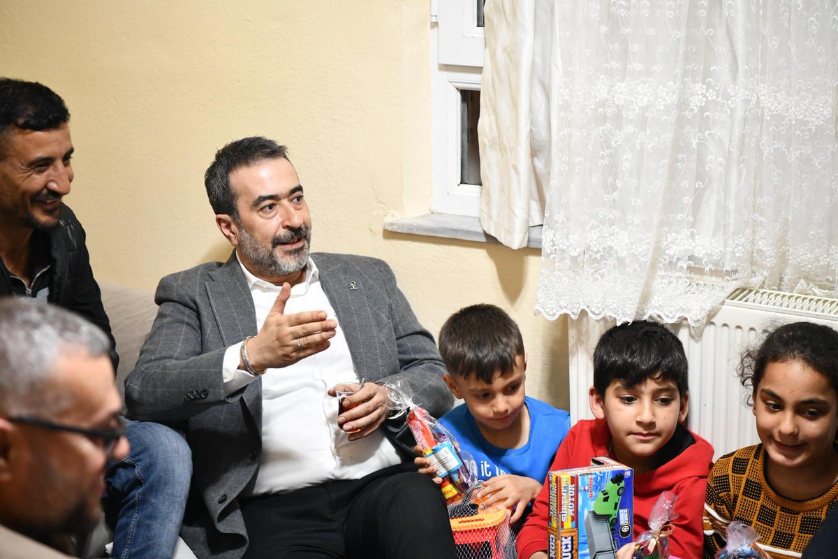 AkpartiAnkara's tweet photo. 📍 Gölbaşı

İl Başkanımız Sn. @hakanhanozcan, İslim ailesini ziyaret etti. Genel Başkanımız ve Cumhurbaşkanımız Sn. @RTErdogan’ın selamlarını ileterek, mübarek Ramazan aylarını tebrik etti.

#MilletimizleİnancımızBir
#SevdamızdaBüyükDavamızda https://t.co/UbXpid1sJm