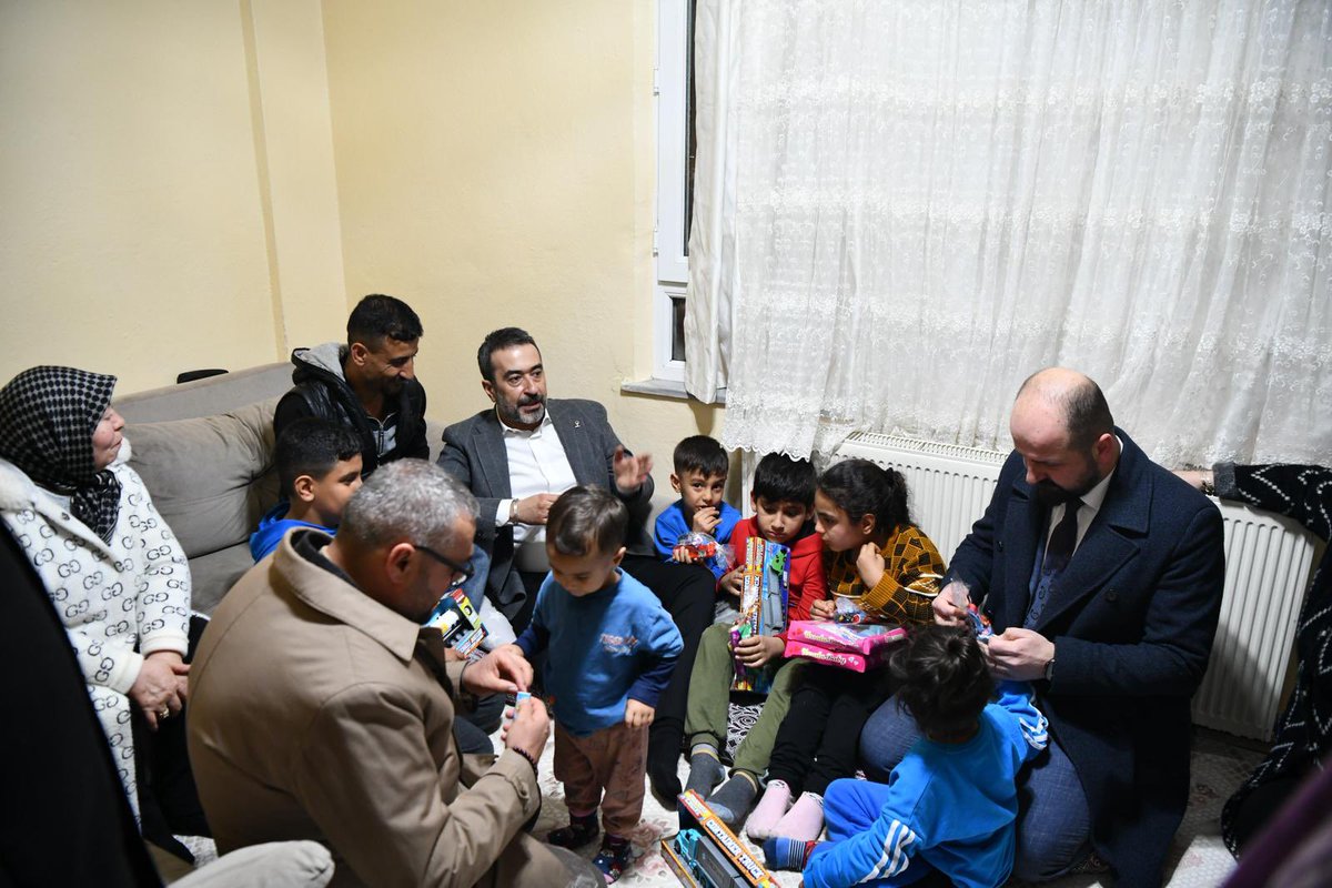 AkpartiAnkara's tweet photo. 📍 Gölbaşı

İl Başkanımız Sn. @hakanhanozcan, İslim ailesini ziyaret etti. Genel Başkanımız ve Cumhurbaşkanımız Sn. @RTErdogan’ın selamlarını ileterek, mübarek Ramazan aylarını tebrik etti.

#MilletimizleİnancımızBir
#SevdamızdaBüyükDavamızda https://t.co/UbXpid1sJm