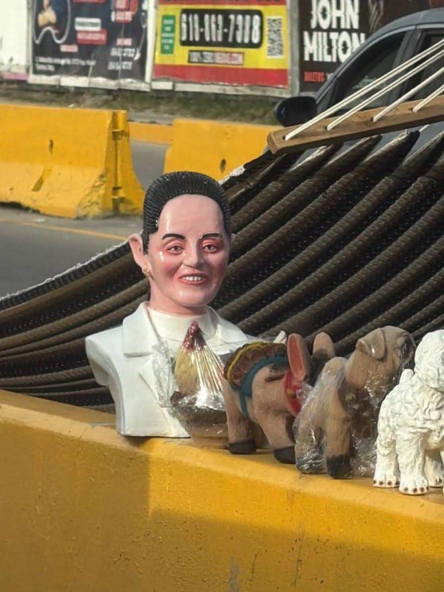 ElChomLi's tweet photo. La nueva santa patrona de la maña. https://t.co/Fc8FvVmCVI