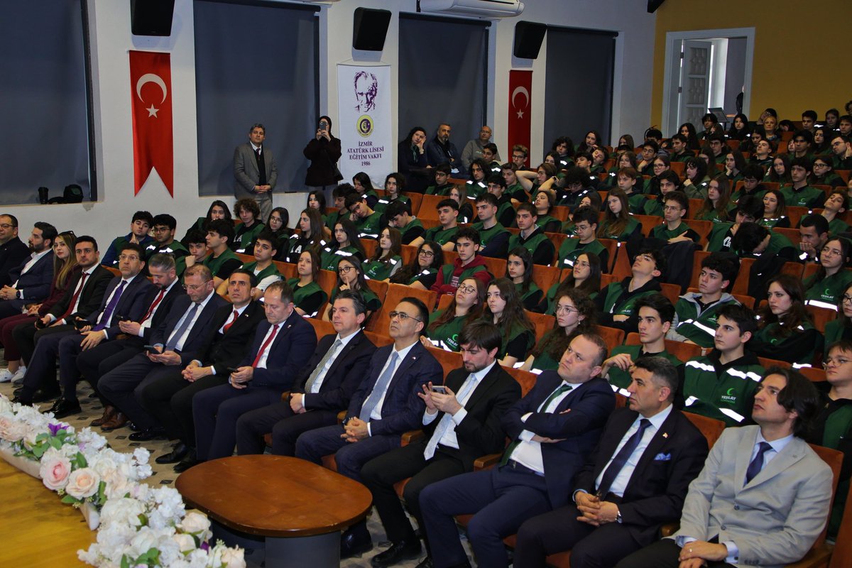 izmir_ilmem's tweet photo. 1–7 Mart Yeşilay Haftası kapsamında Türkiye Yeşilay Cemiyeti Genel Başkanı Doç. Dr. Mehmet Dinç, İzmir’de öğrenciler ve Yeşilay gönüllüleri ile bir araya geldi. Programda İl Millî Eğitim Müdürümüz Dr. Ömer Yahşi de yer aldı.

İzmir Atatürk Lisesi’nde düzenlenen buluşmada öğrencilerle sohbet eden Genel Başkan Dinç, bağımlılıkla mücadelede gençlerin rolüne ve bağımsızlık bilincinin önemine vurgu yaptı. Konuşmasında, sağlıklı yaşam alışkanlıklarının bireysel gelişimin yanı sıra toplumsal geleceğin korunmasında da büyük değer taşıdığını belirterek gençleri bilinçli ve kararlı bireyler olmaya davet etti.

Program kapsamında İl Millî Eğitim Müdürümüz ve beraberindeki heyet, okulun tarihine tanıklık eden İzmir Atatürk Lisesi Müzesini de ziyaret ederek müzede sergilenen belgeler ve tarihi eserler hakkında bilgi aldı. Ziyaret, gençlerle hatıra fotoğrafı çekilmesi ve iyi dileklerin paylaşılmasıyla sona erdi. 🌿
@tcmeb @Yusuf__Tekin @drsuleymanelban @yahsiomer @mehmetDinc1920 @YesilayKurumsal @IzmirYesilay