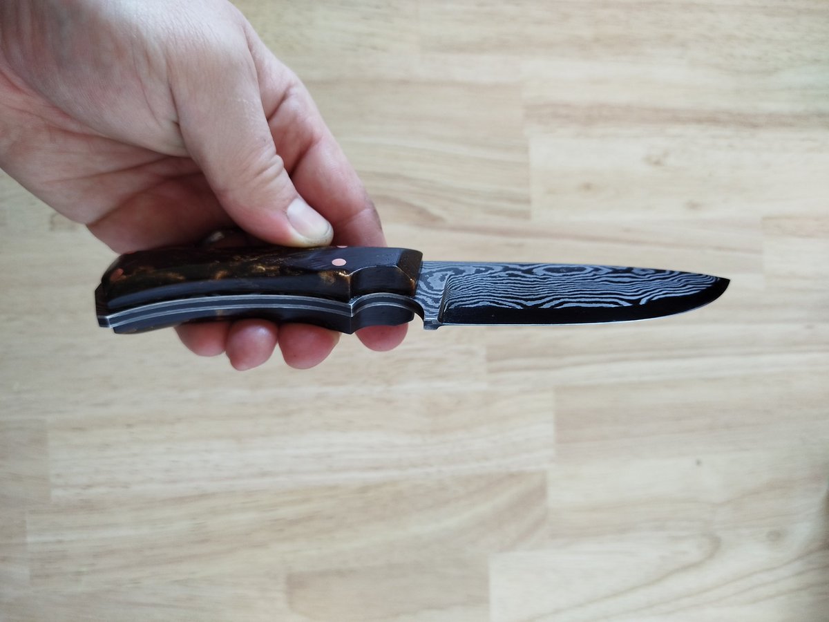 A jak si po večerech hrajete vy? 🙃

Čepel má do 12 cm, takže může nosit i chirurg z dovozu. Nebo dcera, proti chirurgům z dovozu. 🤫