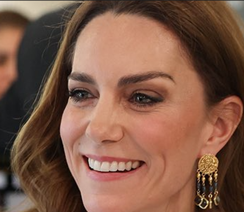 bornfirstkindly's tweet photo. Some say William gave these earrings to Catherine as a present. Perhaps, but like most things, we have no idea if this is true or not.
But what I do know is they are amazing and sadly no longer for sale. Gold plated brass with natural blue stones, perhaps sapphire or iolite?💙❤️ https://t.co/HxRUTw9oKZ