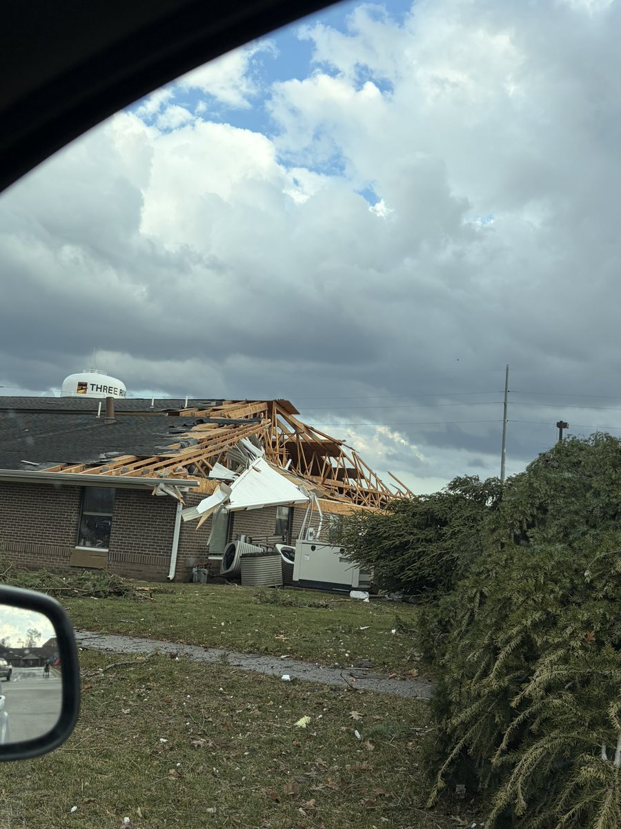 ChasingWJenna's tweet image. Damage in Three Rivers after the tornado
@MiStormChasers @LTKadaver