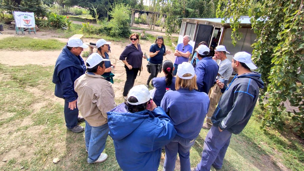 Val_Fabian's tweet photo. ¡Una enorme jornada en el Vivero #RayenPiuken!🌱
Hoy entregamos más de 500 plantines🌱 de #acelga, #remolacha y #habas a vecinas y vecinos que se acercaron con ganas de empezar o fortalecer sus huertas.🙌
Un verdadero trabajo #EnEquipo🙌 junto a @MaraRecondo y su increíble equipo del vivero, donde la sinergia potencia este tipo de encuentros comunitarios.
Gracias #UNIPAR y gracias @colegioabb por acompañar y confiar en este programa del @MunicipioBahia.💪
También agradecer a la comunidad por elegir hacer huertas🍅, por apostar a la alimentación saludable, la sustentabilidad y la economía circular.♻️
Sin dudas hoy se dará inicio a muchas huertas familiares, y nos llena de alegría poder acompañar ese proceso.
Seguimos construyendo una ciudad más inclusiva, participativa y con oportunidades para todos, como nos pide nuestro Intendente @fsusbielles.🌱💚
#EnEquipo🙌
#HuertasDeLaCiudad🥦🍅🌸