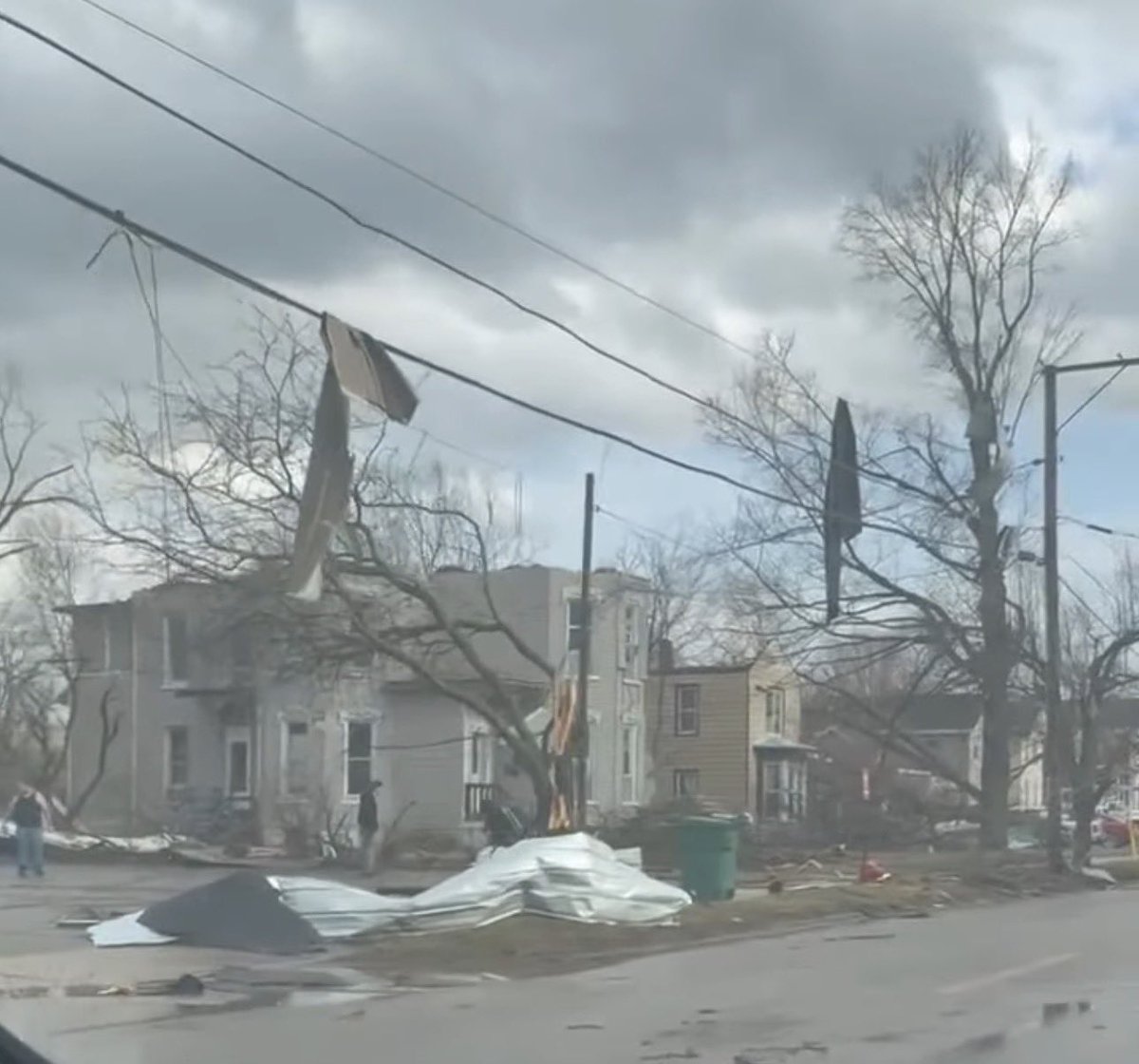VortixWx's tweet image. More damage with roofs blown off &amp;amp; downed trees in Three Rivers, #Michigan.

📷: Blake Hansen (Facebook; from video linked below)
#MIwx #severewx