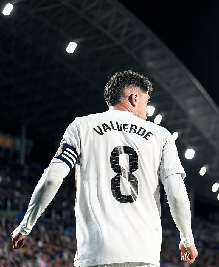 NO REAL MADRID FAN WILL PASS WITHOUT RETWEETING THIS PICTURE OF FEDE VALVERDE!!🤍🤍🤍