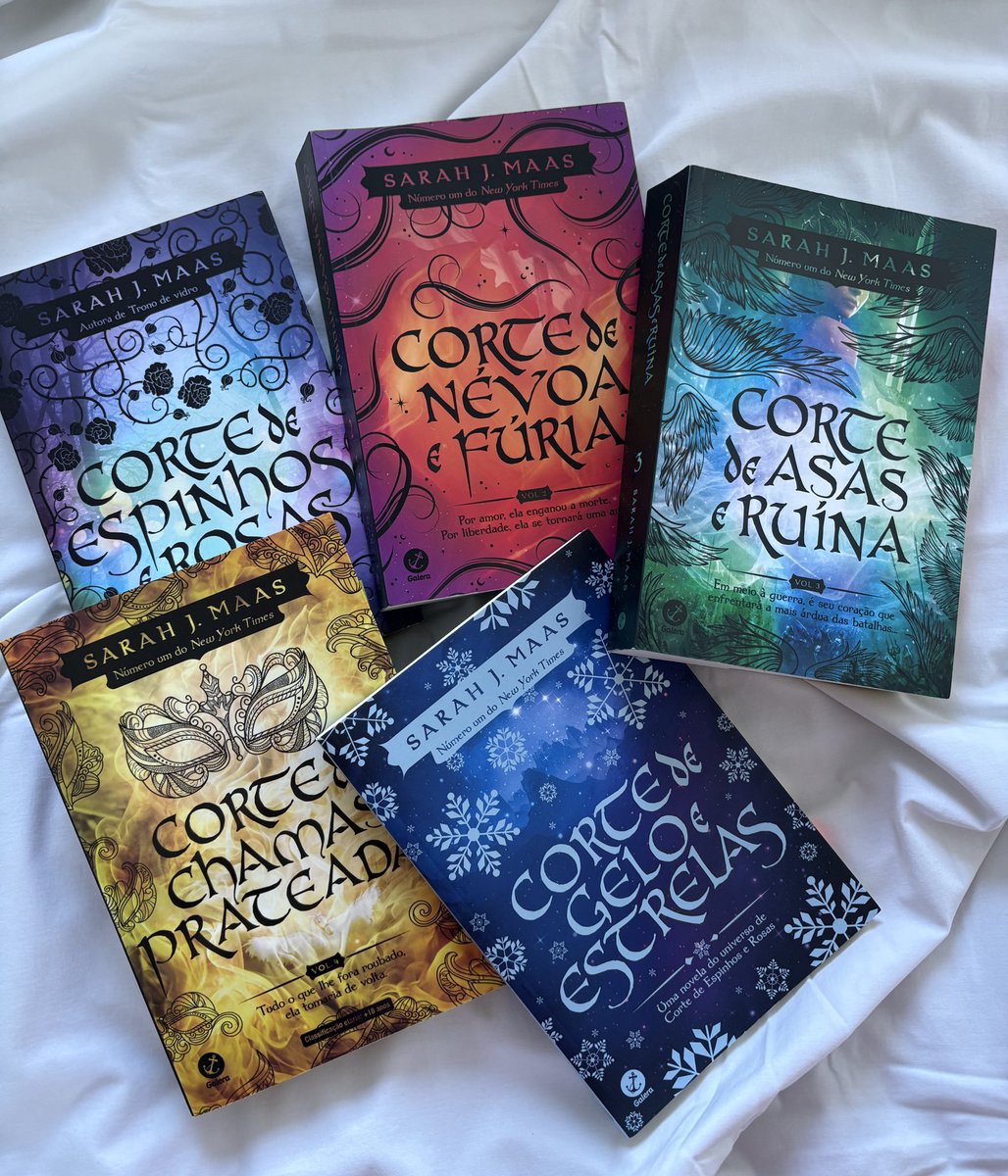 bookmarjorie's tweet photo. acotar 6 e 7 vão ser lançados e eu só consigo pensar que vão vir com as capas novas, e não com essa edição antiga que era lindíssima💔 https://t.co/pkIS4I6Nve