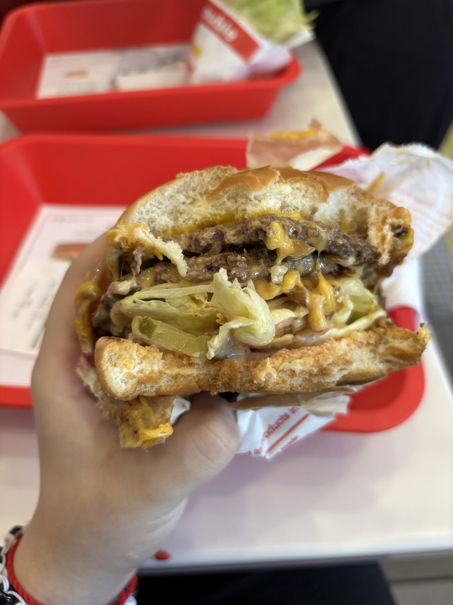 r3d_fever's tweet photo. FIRST TIME AT IN N OUT EDTWT SAY THE THING https://t.co/OpW5pbsdGS