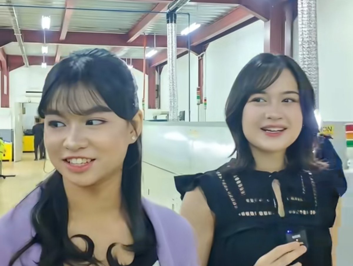 hipsterarcher's tweet photo. 2 orang spesial ini lucu banget dah, untung ga ancur factory nya🤣 https://t.co/UpZeVvqEpU