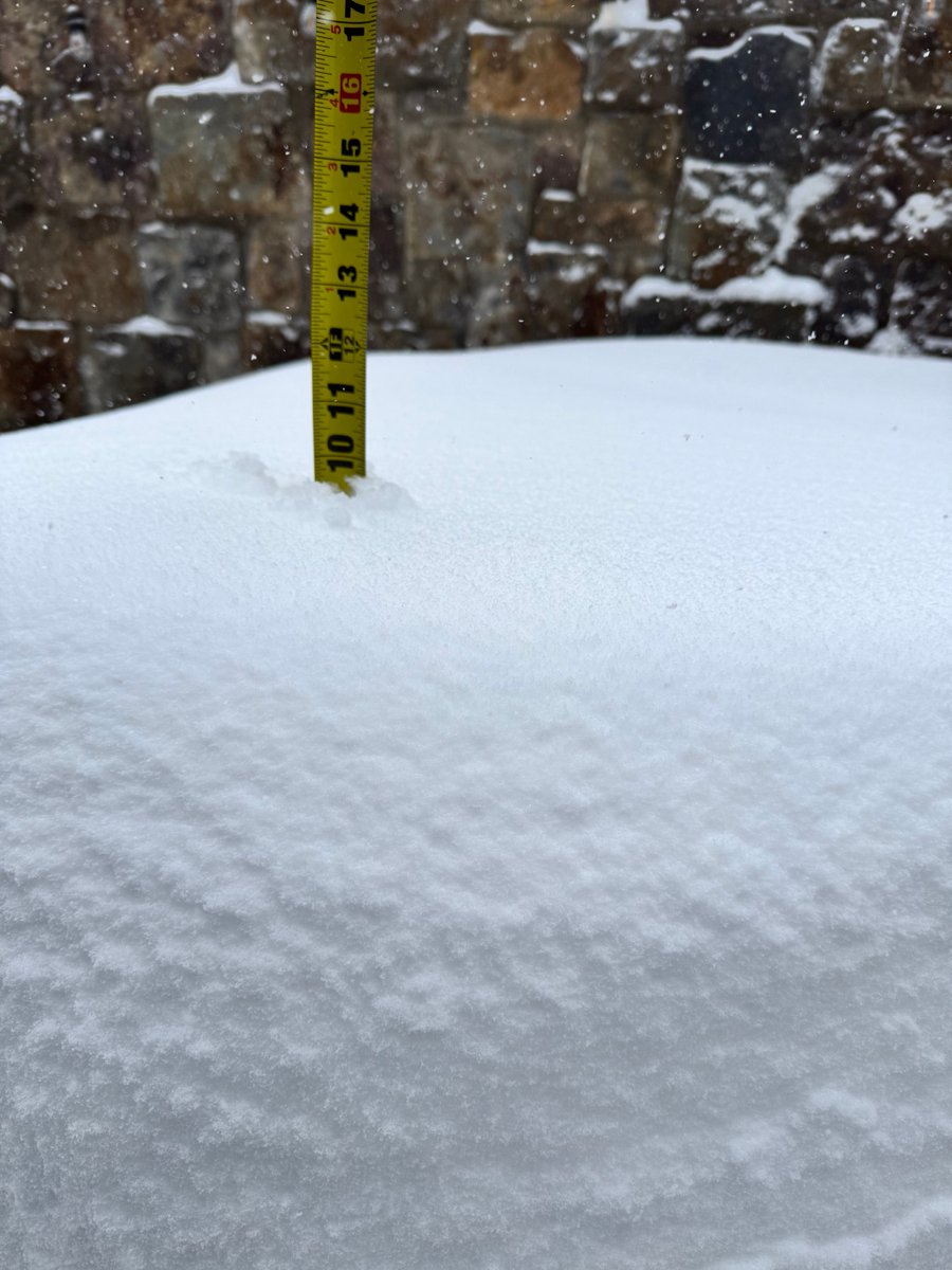 ebtj's tweet photo. ⁦@CReppWx⁩ Cabrini Hot Tub pushing 10”… we got what, another 3 hours to go here?! #COwx https://t.co/W5vunYg9MM