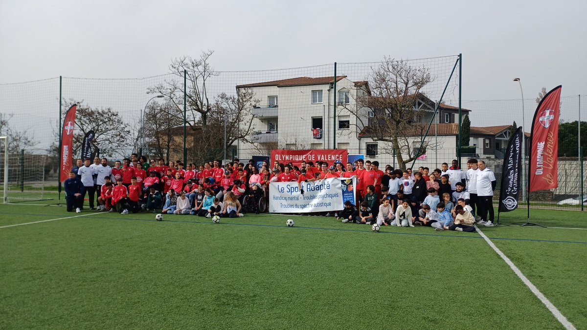 CollegeZay's tweet photo. Sur le terrain, seule la passion du jeu compte! Bravo à tous nos élèves pour leur esprit d'équipe et leur engagement citoyen qui font honneur au @CollegeZay ! https://t.co/2vGJzAypS2