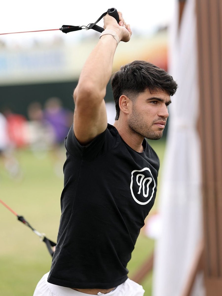 lovecaraz's tweet photo. he looks extra hot with this haircut https://t.co/yPuZm3ki09