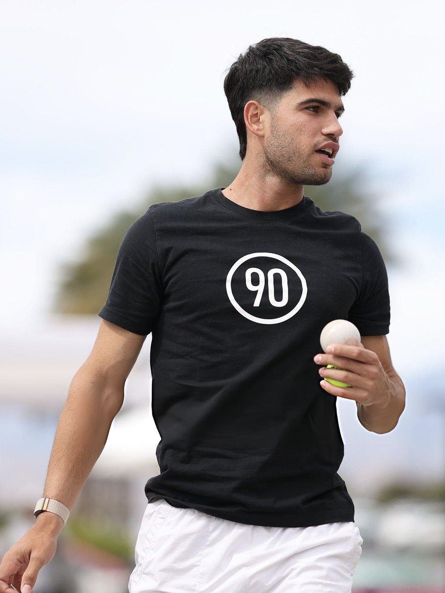 lovecaraz's tweet photo. he looks extra hot with this haircut https://t.co/yPuZm3ki09