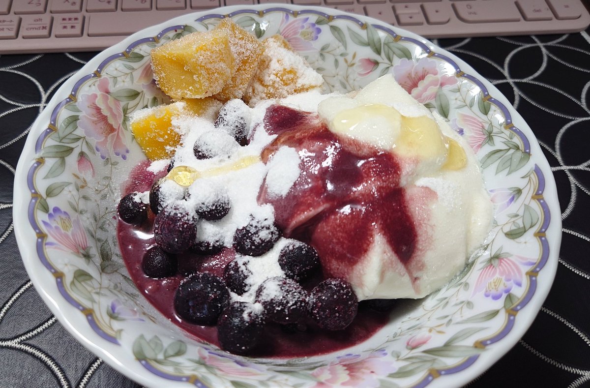 フルッタフルッタのアサイエナジーを入手したので
アサイーヨーグルト🫐🥭
白い粉は食物繊維✨
あと蜂蜜で酵素や栄養を🐝
今日はしっかり歩いて脂肪燃焼させる日にしよ🔥