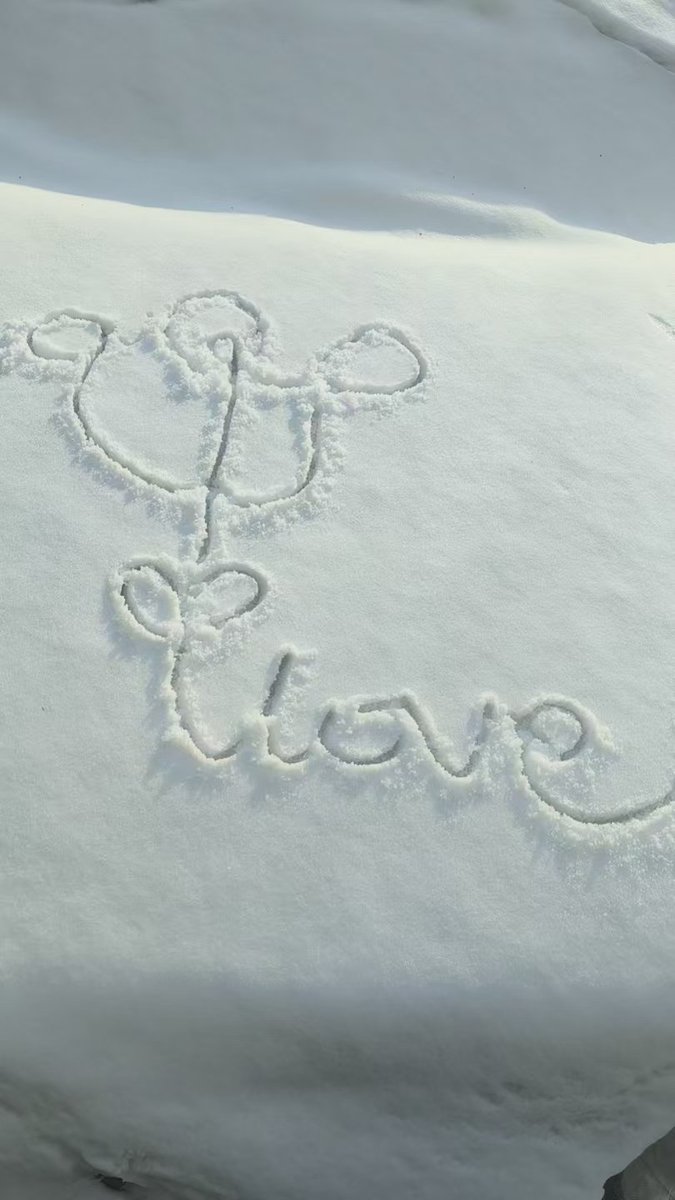 AriasmithAria1's tweet photo. ❄️Spreading love one snowflake at a time! ☃️ This beautiful winter art reminds us that love is everywhere, even in the snow! 🌨 https://t.co/YdUweCNkgt
