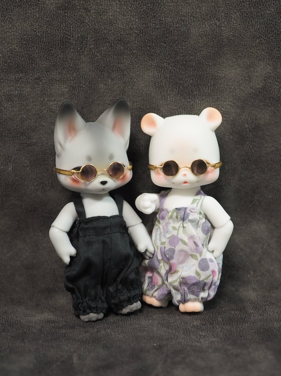 黒ベースとピンクベースバージョン。

レンズカラーが薄いので正面から見ると、レンズ越しの目がぽよよんってなります👀

レジンだからなぁ。
これ、ありですか？
ななめからの写真なら良さそうなんだけどなー。

もにょもにょ。

 #ワイヤーめがね