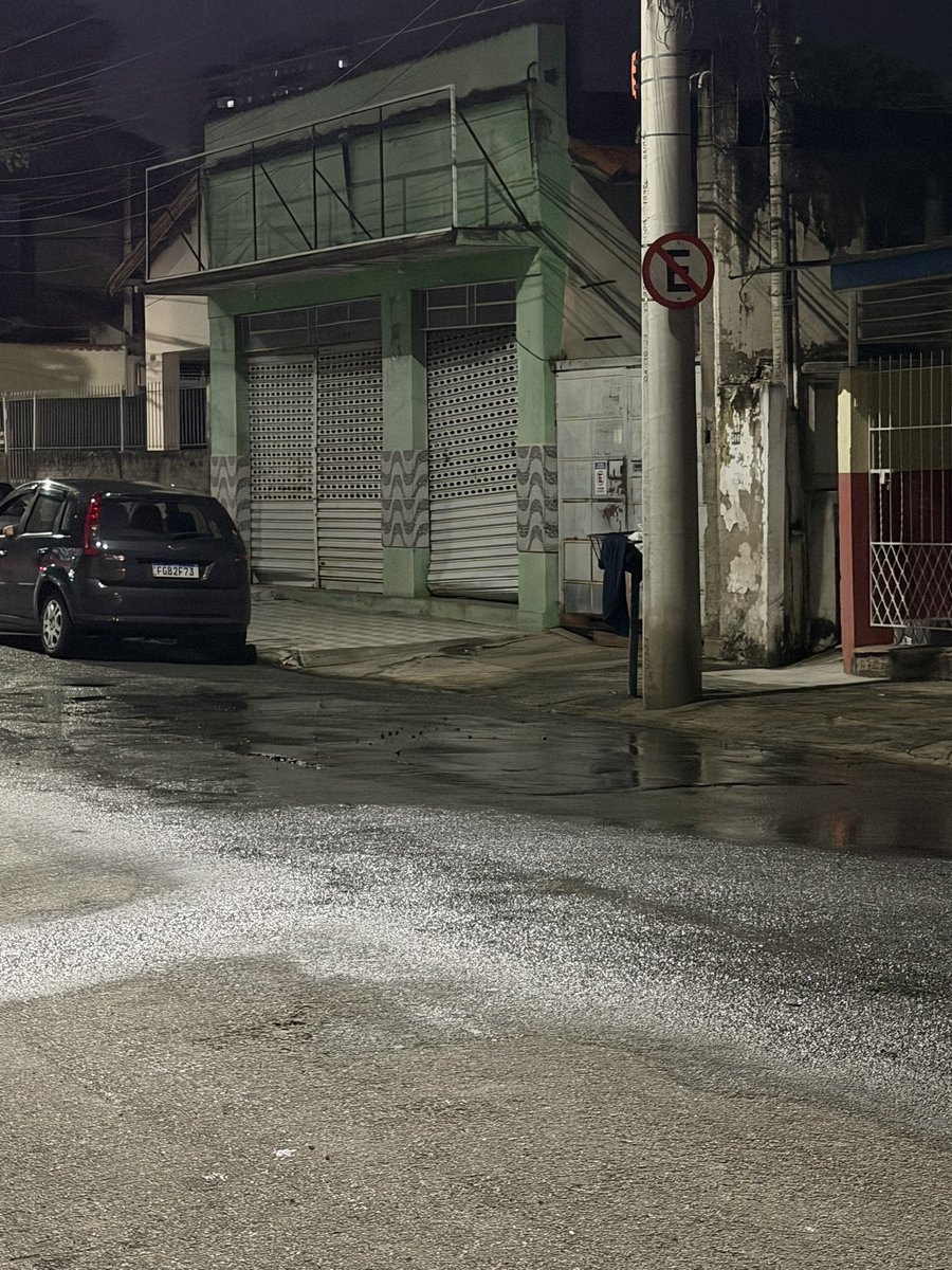 eu_mv's tweet photo. @sabesp vazamento e abertura de cratera, Rua Minas Gerais, vila Maria, São José dos Campos sp, 12209290, nº304 https://t.co/kMCj05dSPe