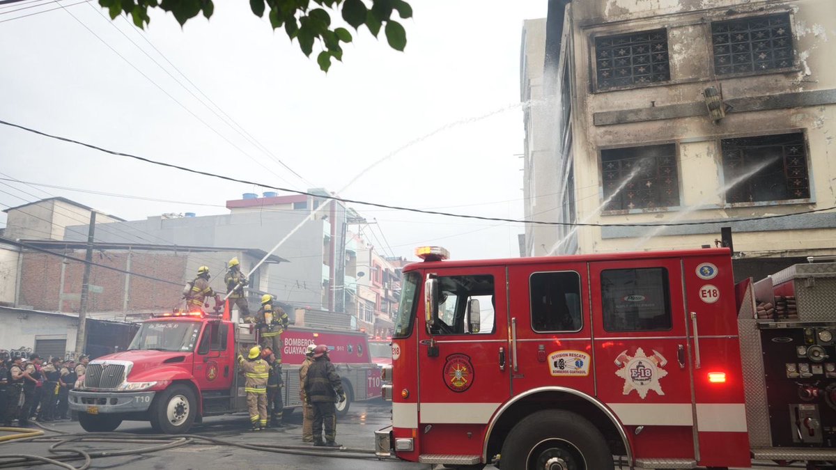BomberosGYE's tweet photo. Al momento, 19 unidades del #BCBG colaboran  para el control de la emergencia. 

Debido al colapso parcial de una escalera de madera en el interior de la estructura, las operaciones continúan desde el exterior. Se trabaja con tres líneas en la parte inferior y un camión escalera. https://t.co/HLnAUrFLSS