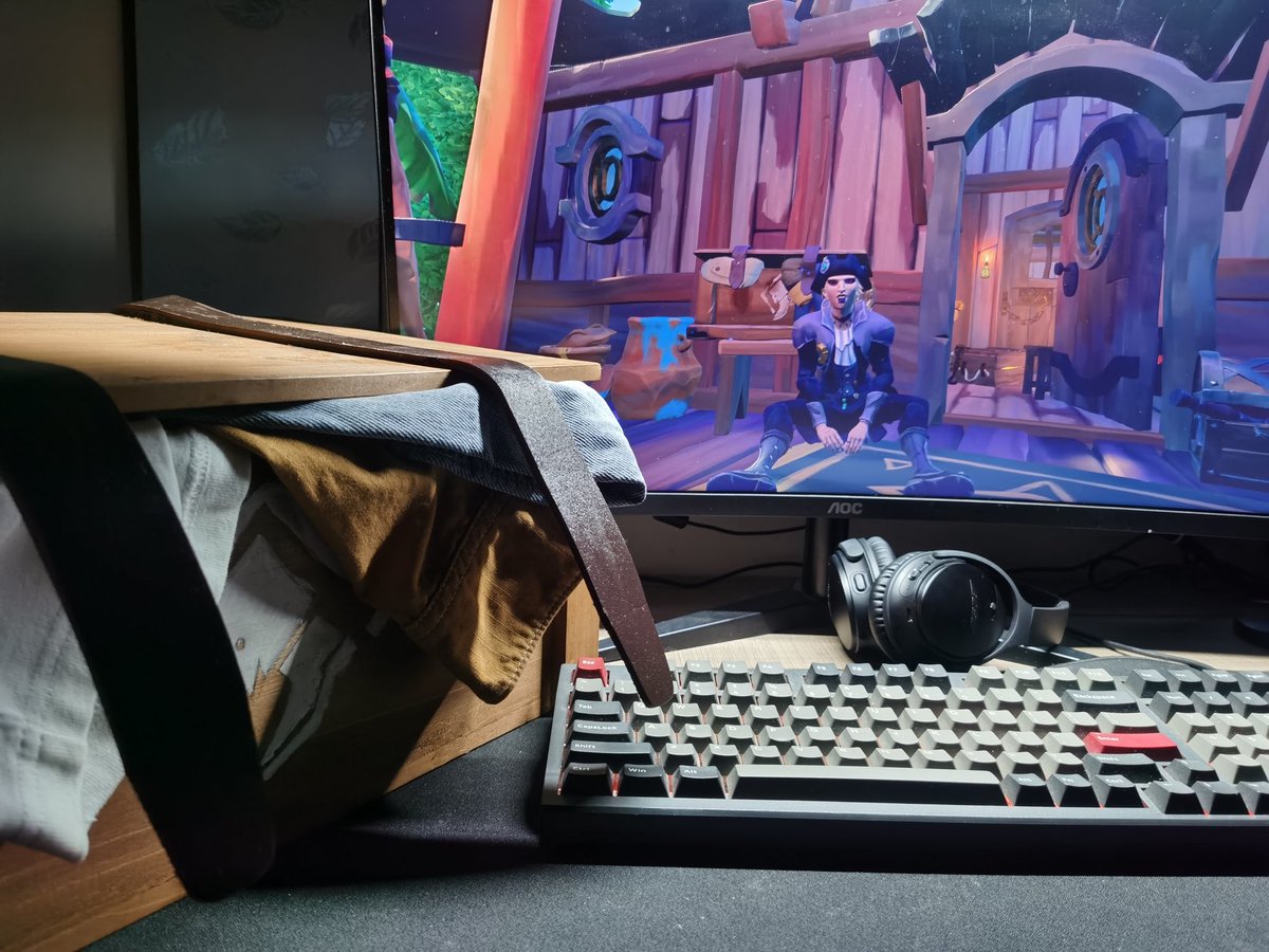 Hey ！It took me five days to finish this suitcase. I really enjoy the process and look forward to the final result. It's just like in the game. This is my most satisfactory work！！！😻😻
#BeMorePirate 
#SeaOfThieves
<a href="/SeaOfThieves/">Sea of Thieves</a>