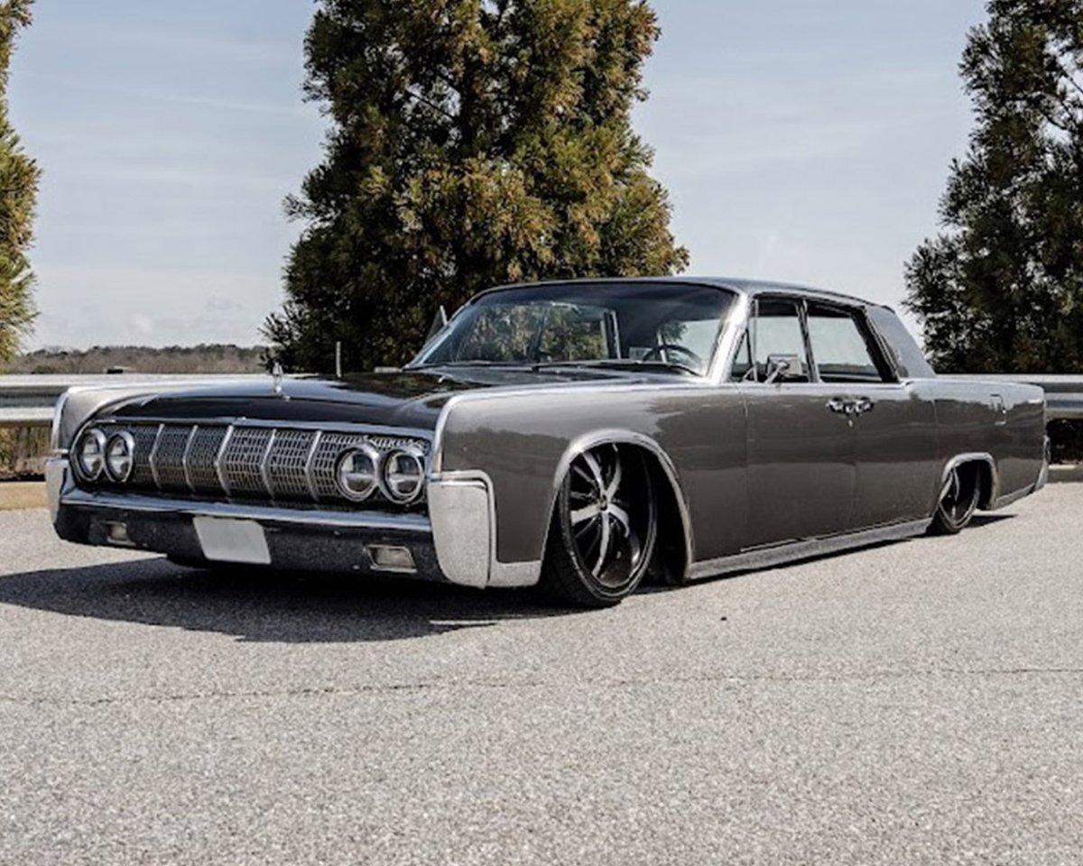 Barrett_Jackson's tweet image. This custom 1964 @LincolnMotorCo #Continental is powered by a turbocharged 5.3-liter LS V-8 engine producing approximately 750hp to the wheels &amp;amp; roughly 900hp at the crank. Selling with No Reserve at the 2026 Palm Beach Auction.

Learn more: bit.ly/PB26TW-1964Lin…