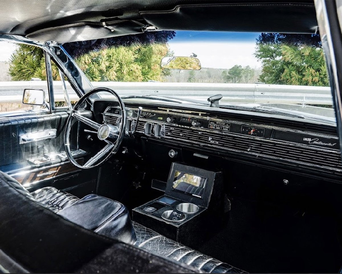 Barrett_Jackson's tweet image. This custom 1964 @LincolnMotorCo #Continental is powered by a turbocharged 5.3-liter LS V-8 engine producing approximately 750hp to the wheels &amp;amp; roughly 900hp at the crank. Selling with No Reserve at the 2026 Palm Beach Auction.

Learn more: bit.ly/PB26TW-1964Lin…