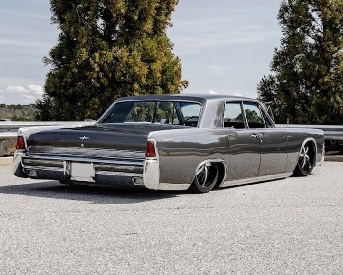 Barrett_Jackson's tweet image. This custom 1964 @LincolnMotorCo #Continental is powered by a turbocharged 5.3-liter LS V-8 engine producing approximately 750hp to the wheels &amp;amp; roughly 900hp at the crank. Selling with No Reserve at the 2026 Palm Beach Auction.

Learn more: bit.ly/PB26TW-1964Lin…