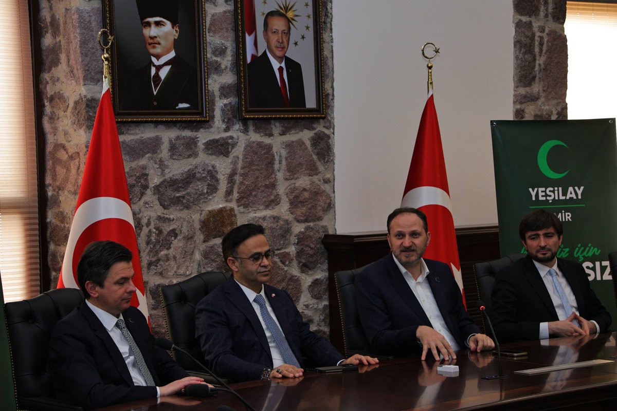 izmir_ilmem's tweet photo. Türkiye Yeşilay Cemiyeti Genel Başkanı Doç. Dr. Mehmet Dinç ve beraberindeki yönetim kurulu üyeleri, İl Millî Eğitim Müdürümüz Dr. Ömer Yahşi ile birlikte İzmir İktisat Kongre Binasında Yeşilay temsilcileri ve gönüllüleriyle bir araya geldi.

Gerçekleştirilen buluşmada Yeşilay gönüllüsü gençlerimizin coşkulu katılımı dikkat çekerken, salonda “Bağımsızlık Seferberliği İzmir’in Ruhunda, Yeşilay Gençliğin Yanında!” sloganları yankılandı. Programda, Yeşilay’ın bağımlılıkla mücadele kapsamında yürüttüğü çalışmalar, gençlerin bilinçlendirilmesine yönelik faaliyetler ve eğitim kurumlarıyla gerçekleştirilecek ortak projeler üzerine değerlendirmelerde bulunuldu.

Toplantıda özellikle İl Millî Eğitim Müdürlüğümüz bünyesinde eğitim gören gençlere yönelik yürütülen “Bağımsızlık Seferberliği” çalışmaları ele alınarak, bu kapsamda hayata geçirilecek yeni faaliyetler ve iş birliği imkânları görüşüldü. Gençlerin bağımlılıklardan uzak, sağlıklı ve güçlü bireyler olarak yetişmesi için eğitim kurumları ile Yeşilay teşkilatı arasında sürdürülen koordinasyonun önemine vurgu yapıldı.

Ayrıca Yeşilay’ın İzmir’deki şubeleri ve temsilciliklerinin, bağımlılıklara karşı yürütülen bağımsızlık seferberliği mücadelesinde önemli bir sorumluluk üstlendiği ifade edilerek, gönüllü gençlerin bu süreçte aktif rol almasının toplumun geleceği açısından büyük değer taşıdığı belirtildi.

Gençlerin enerjisi ve Yeşilay gönüllülerinin kararlılığıyla güçlenen bu buluşma, bağımlılıklardan arınmış sağlıkl�� bir toplum hedefi doğrultusunda yürütülen çalışmaların kararlılıkla sürdürüleceği mesajıyla sona erdi. 🌿

@tcmeb @Yusuf__Tekin @drsuleymanelban @yahsiomer @mehmetDinc1920 @YesilayKurumsal @IzmirYesilay