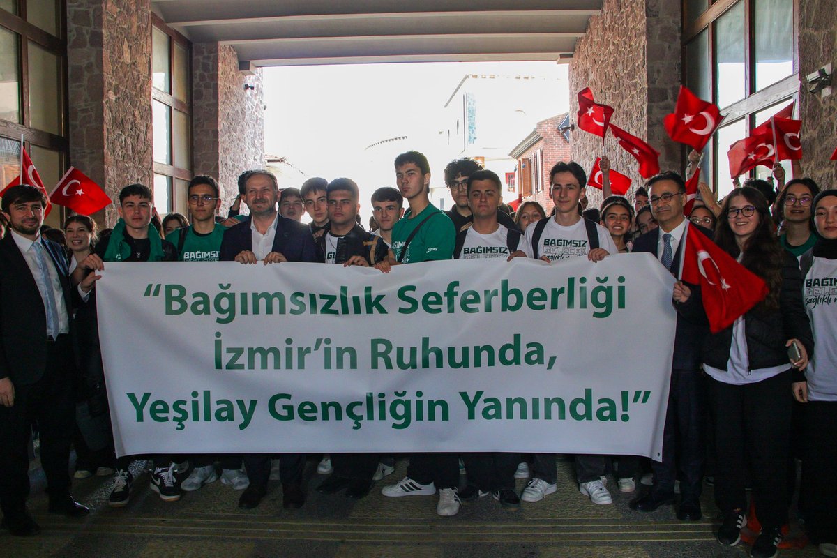 izmir_ilmem's tweet photo. Türkiye Yeşilay Cemiyeti Genel Başkanı Doç. Dr. Mehmet Dinç ve beraberindeki yönetim kurulu üyeleri, İl Millî Eğitim Müdürümüz Dr. Ömer Yahşi ile birlikte İzmir İktisat Kongre Binasında Yeşilay temsilcileri ve gönüllüleriyle bir araya geldi.

Gerçekleştirilen buluşmada Yeşilay gönüllüsü gençlerimizin coşkulu katılımı dikkat çekerken, salonda “Bağımsızlık Seferberliği İzmir’in Ruhunda, Yeşilay Gençliğin Yanında!” sloganları yankılandı. Programda, Yeşilay’ın bağımlılıkla mücadele kapsamında yürüttüğü çalışmalar, gençlerin bilinçlendirilmesine yönelik faaliyetler ve eğitim kurumlarıyla gerçekleştirilecek ortak projeler üzerine değerlendirmelerde bulunuldu.

Toplantıda özellikle İl Millî Eğitim Müdürlüğümüz bünyesinde eğitim gören gençlere yönelik yürütülen “Bağımsızlık Seferberliği” çalışmaları ele alınarak, bu kapsamda hayata geçirilecek yeni faaliyetler ve iş birliği imkânları görüşüldü. Gençlerin bağımlılıklardan uzak, sağlıklı ve güçlü bireyler olarak yetişmesi için eğitim kurumları ile Yeşilay teşkilatı arasında sürdürülen koordinasyonun önemine vurgu yapıldı.

Ayrıca Yeşilay’ın İzmir’deki şubeleri ve temsilciliklerinin, bağımlılıklara karşı yürütülen bağımsızlık seferberliği mücadelesinde önemli bir sorumluluk üstlendiği ifade edilerek, gönüllü gençlerin bu süreçte aktif rol almasının toplumun geleceği açısından büyük değer taşıdığı belirtildi.

Gençlerin enerjisi ve Yeşilay gönüllülerinin kararlılığıyla güçlenen bu buluşma, bağımlılıklardan arınmış sağlıkl�� bir toplum hedefi doğrultusunda yürütülen çalışmaların kararlılıkla sürdürüleceği mesajıyla sona erdi. 🌿

@tcmeb @Yusuf__Tekin @drsuleymanelban @yahsiomer @mehmetDinc1920 @YesilayKurumsal @IzmirYesilay