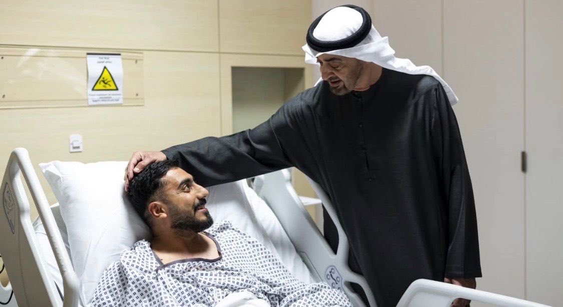 Yakoob_alsaadi's tweet photo. حين تضيق اللحظات وتشتد الأيام يظهر معدن الرجال كما يظهر النور حين يشتد الظلام.
في تلك اللحظة تجاوز المشهد حدود الزيارة إلى عمق المعنى 
صاحب السمو الشيخ محمد بن زايد آل نهيان يمضي إلى المصابين يطمئن عليهم ويقف بينهم أباً وقائداً لوطن جعل الإنسان فيه أول الحكاية وآخرها.
خطوات هادئة وكلمات بليغة تحمل من الطمأنينة ما يعادل وطناً كاملاً من الأمان.
عز الإمارات في معدن الإنسان قبل ما 
شُيِّد فيه من عمران 
قال سموه كلمة تختصر الفكرة كلها:
كل من يعيش على أرض دولة الإمارات مسؤولية وأمانة وهو أولوية قصوى.
ليس خطاباً عابراً  وإنما عهد يتجدد كل يوم بين القيادة والناس.
ففي هذا الوطن لا فرق بين من جاءه مولوداً ومن جاءه طالباً للعيش؛ الجميع في قلب الحكاية والجميع تحت مظلة العناية.
ومثل هذه الظروف كما قال سموه تكشف المعدن الأصيل لمجتمع الإمارات
ذلك المجتمع الذي يعرف كيف يتكاتف حين يشتد الموقف وكيف يصغي لصوت الحكمة ويلتزم بإرشادات السلامة لأن الوعي هنا ثقافة حياة.
هكذا تبقى الإمارات.
قلب واحد
وبيت واحد
وإنسان هو دائماً البداية والنهاية.