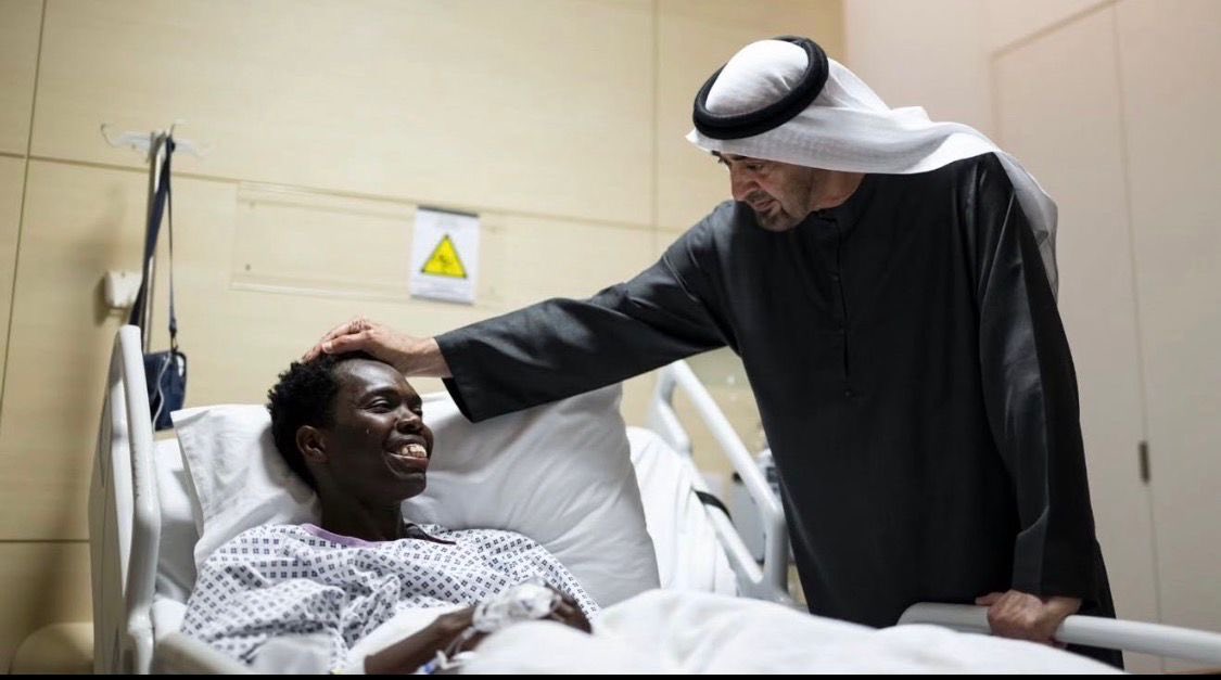 Yakoob_alsaadi's tweet photo. حين تضيق اللحظات وتشتد الأيام يظهر معدن الرجال كما يظهر النور حين يشتد الظلام.
في تلك اللحظة تجاوز المشهد حدود الزيارة إلى عمق المعنى 
صاحب السمو الشيخ محمد بن زايد آل نهيان يمضي إلى المصابين يطمئن عليهم ويقف بينهم أباً وقائداً لوطن جعل الإنسان فيه أول الحكاية وآخرها.
خطوات هادئة وكلمات بليغة تحمل من الطمأنينة ما يعادل وطناً كاملاً من الأمان.
عز الإمارات في معدن الإنسان قبل ما 
شُيِّد فيه من عمران 
قال سموه كلمة تختصر الفكرة كلها:
كل من يعيش على أرض دولة الإمارات مسؤولية وأمانة وهو أولوية قصوى.
ليس خطاباً عابراً  وإنما عهد يتجدد كل يوم بين القيادة والناس.
ففي هذا الوطن لا فرق بين من جاءه مولوداً ومن جاءه طالباً للعيش؛ الجميع في قلب الحكاية والجميع تحت مظلة العناية.
ومثل هذه الظروف كما قال سموه تكشف المعدن الأصيل لمجتمع الإمارات
ذلك المجتمع الذي يعرف كيف يتكاتف حين يشتد الموقف وكيف يصغي لصوت الحكمة ويلتزم بإرشادات السلامة لأن الوعي هنا ثقافة حياة.
هكذا تبقى الإمارات.
قلب واحد
وبيت واحد
وإنسان هو دائماً البداية والنهاية.