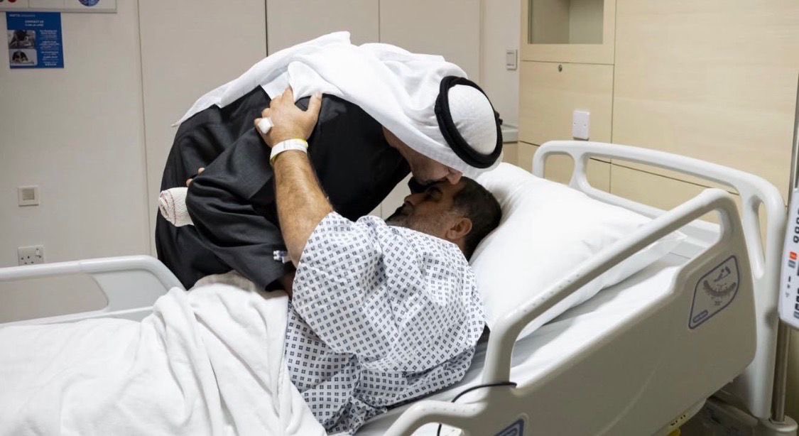 Yakoob_alsaadi's tweet photo. حين تضيق اللحظات وتشتد الأيام يظهر معدن الرجال كما يظهر النور حين يشتد الظلام.
في تلك اللحظة تجاوز المشهد حدود الزيارة إلى عمق المعنى 
صاحب السمو الشيخ محمد بن زايد آل نهيان يمضي إلى المصابين يطمئن عليهم ويقف بينهم أباً وقائداً لوطن جعل الإنسان فيه أول الحكاية وآخرها.
خطوات هادئة وكلمات بليغة تحمل من الطمأنينة ما يعادل وطناً كاملاً من الأمان.
عز الإمارات في معدن الإنسان قبل ما 
شُيِّد فيه من عمران 
قال سموه كلمة تختصر الفكرة كلها:
كل من يعيش على أرض دولة الإمارات مسؤولية وأمانة وهو أولوية قصوى.
ليس خطاباً عابراً  وإنما عهد يتجدد كل يوم بين القيادة والناس.
ففي هذا الوطن لا فرق بين من جاءه مولوداً ومن جاءه طالباً للعيش؛ الجميع في قلب الحكاية والجميع تحت مظلة العناية.
ومثل هذه الظروف كما قال سموه تكشف المعدن الأصيل لمجتمع الإمارات
ذلك المجتمع الذي يعرف كيف يتكاتف حين يشتد الموقف وكيف يصغي لصوت الحكمة ويلتزم بإرشادات السلامة لأن الوعي هنا ثقافة حياة.
هكذا تبقى الإمارات.
قلب واحد
وبيت واحد
وإنسان هو دائماً البداية والنهاية.