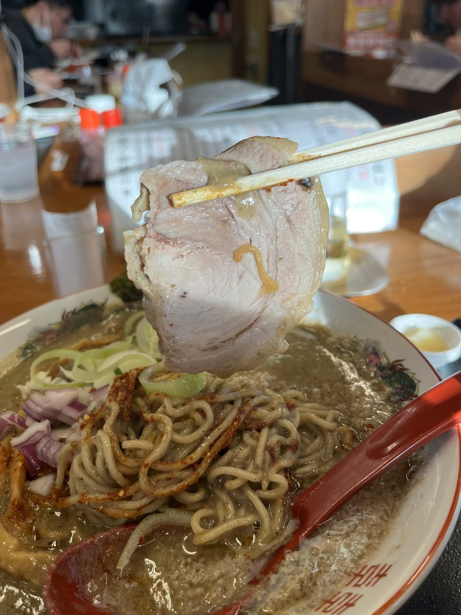 26.3.7 宮城県柴田町
#らぁめんソメイヨシ乃
朝ラー限定❗️セメント煮干しギガMAX
(ニンニク付き)
ドロ系の濃厚煮干の旨味がガツンと効いた
エグ味無いスープ美味い😋
細ストレート麺🥰スルパツな食感🥳
チャーシューも肉肉しい歯応え❗️
刻み玉葱のザクザク食感が最高です🤩
大変美味しく頂きました😋