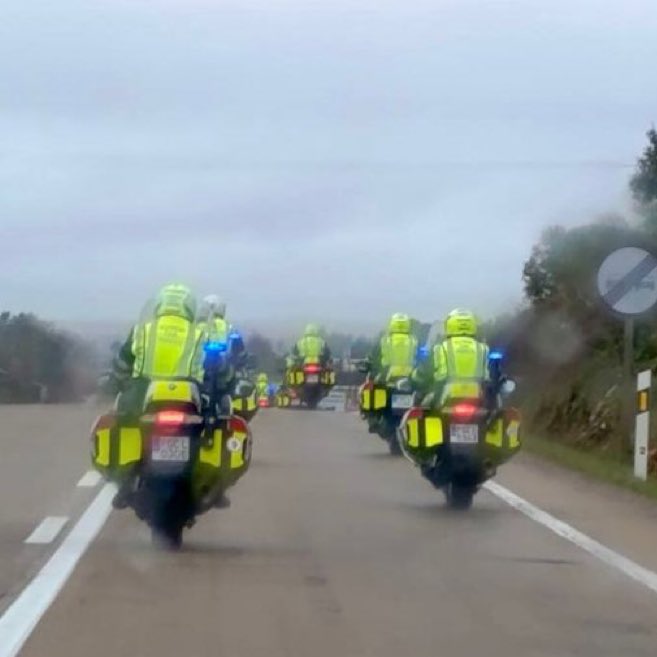 UMSVGC's tweet photo. Ya está en marcha la #VueltaExtremaduraFemenina2026 y la #UMSM ya vela por la seguridad de corredoras, equipos y público desde la primera etapa.
Seguridad y deporte rodando juntos. 🚔🏍️🚴♀️ https://t.co/BnnOYmvE2s