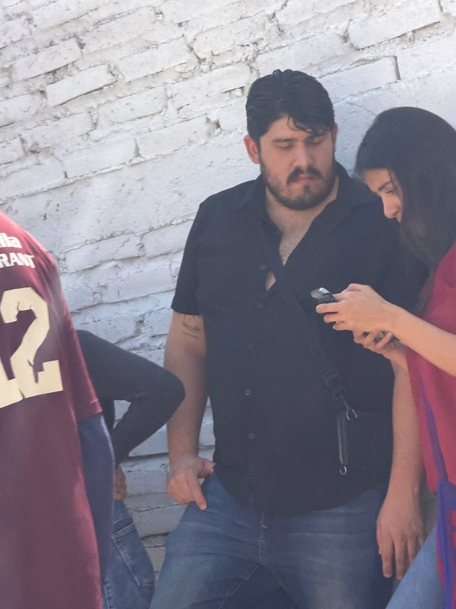 Claudia Sheinbaum vino a El Salto y pese a que la estuvo correteando bajo el Sol ardiente, <a href="/juncalssolano/">Juncal Solano</a> se quedó afuera conformándose con verla de lejitos 🤣

Hasta en los chairos vertebrados hay razas.