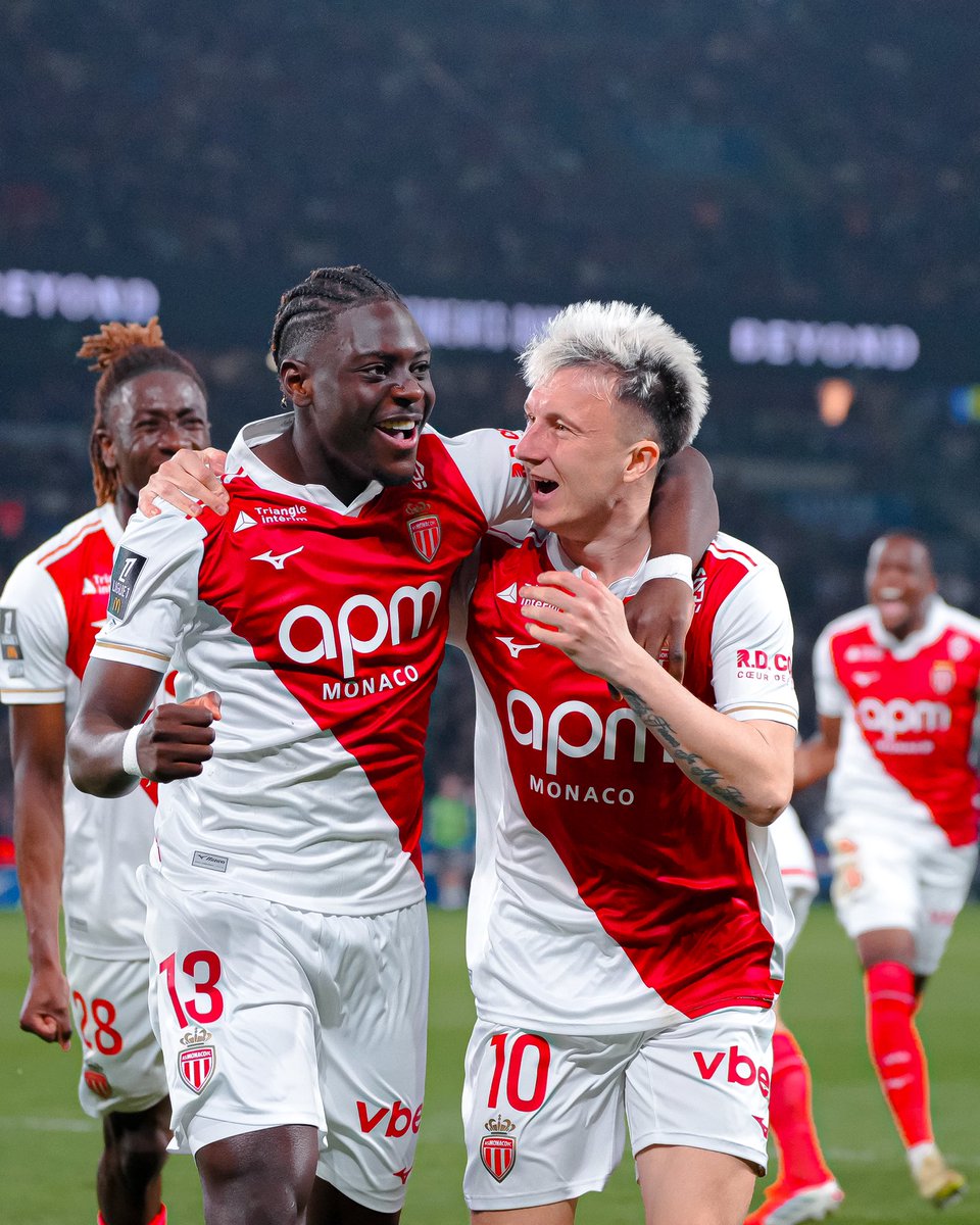 AS_Monaco's tweet photo. Victoire en 𝐞́𝐪𝐮𝐢𝐩𝐞, joie 𝐜𝐨𝐥𝐥𝐞𝐜𝐭𝐢𝐯𝐞 🫂🔴⚪️ 

#PSGASM I 1️⃣-3️⃣ https://t.co/y7Yl6xyXVQ