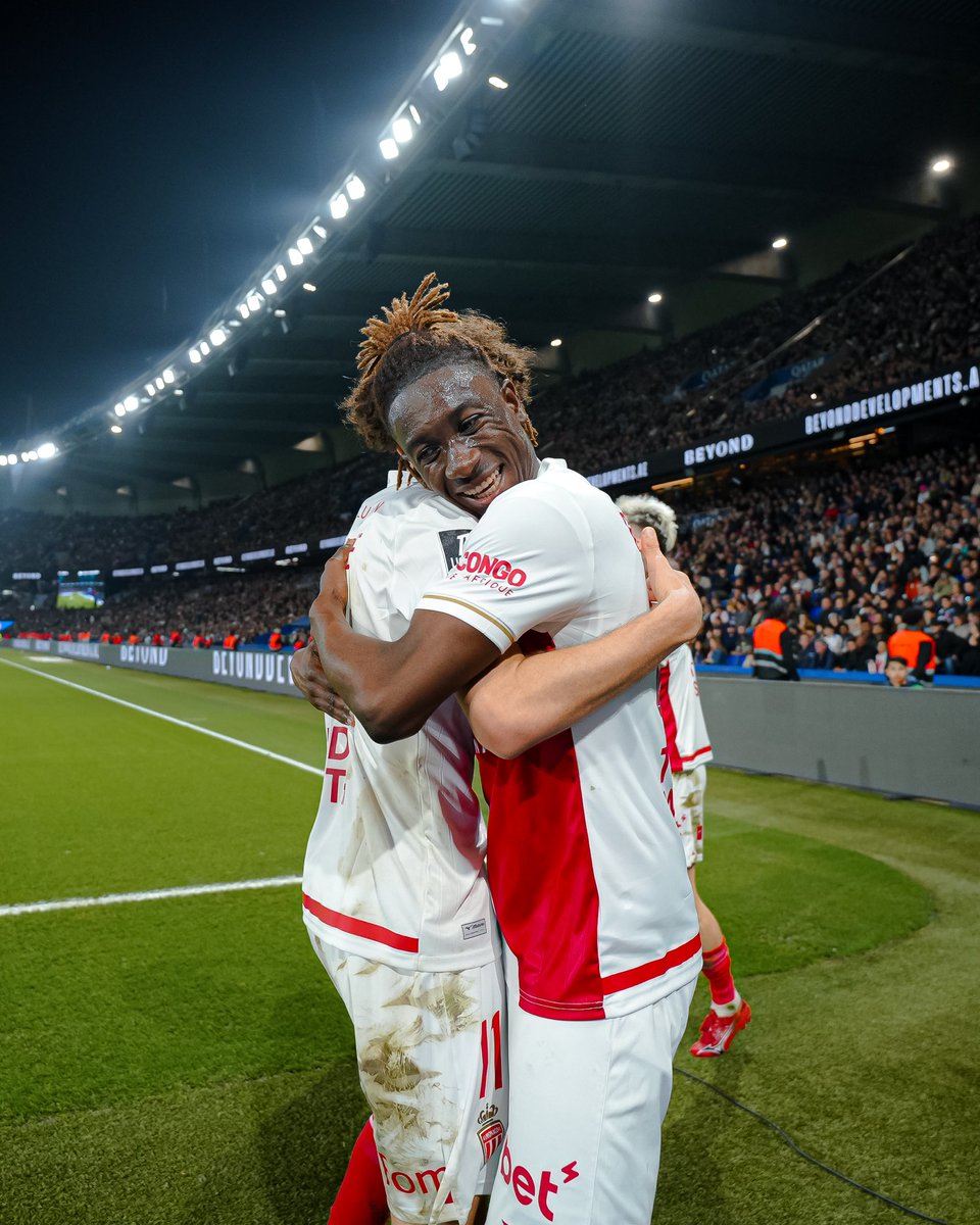 AS_Monaco's tweet photo. Victoire en 𝐞́𝐪𝐮𝐢𝐩𝐞, joie 𝐜𝐨𝐥𝐥𝐞𝐜𝐭𝐢𝐯𝐞 🫂🔴⚪️ 

#PSGASM I 1️⃣-3️⃣ https://t.co/y7Yl6xyXVQ