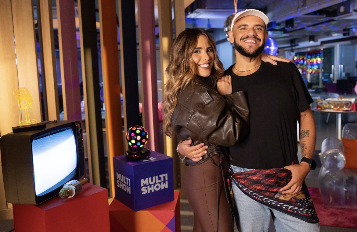 EquipeWanessa's tweet photo. Segunda-feira, a partir das 18h, tem a estreia da nova temporada do #TVZ, ao vivo no @multishow e também no @globoplay. A expectativa já está grande por aqui.

Enquanto esse dia não chega, separamos algumas fotos exclusivas para vocês entrarem no clima do que vem por aí. 📺🎶 https://t.co/jE2GfsOkmA