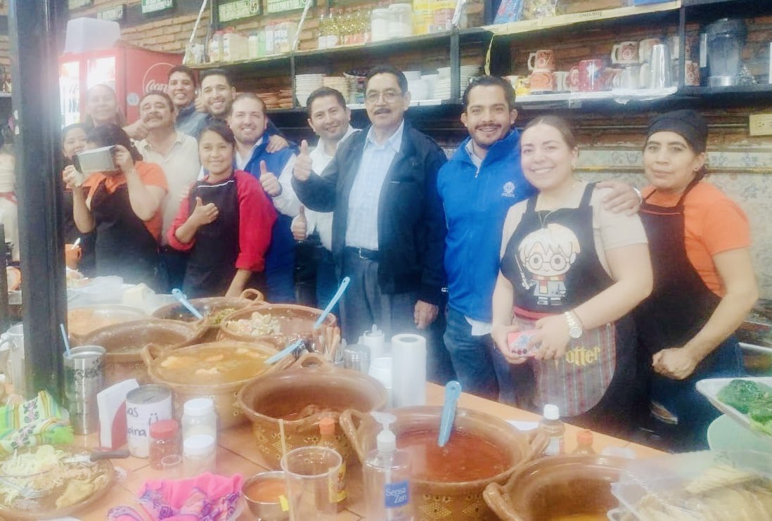 Nuestro director Jaime Fdez Saracho asistió en representación del Gobernador Esteban Villegas Villarreal a la degustación gastronómica “La Sabrosa Cuaresma” dentro del mercado Gómez Palacio donde tuvo a bien probar mucha de la comida que se prepara en esta época en el Estado.