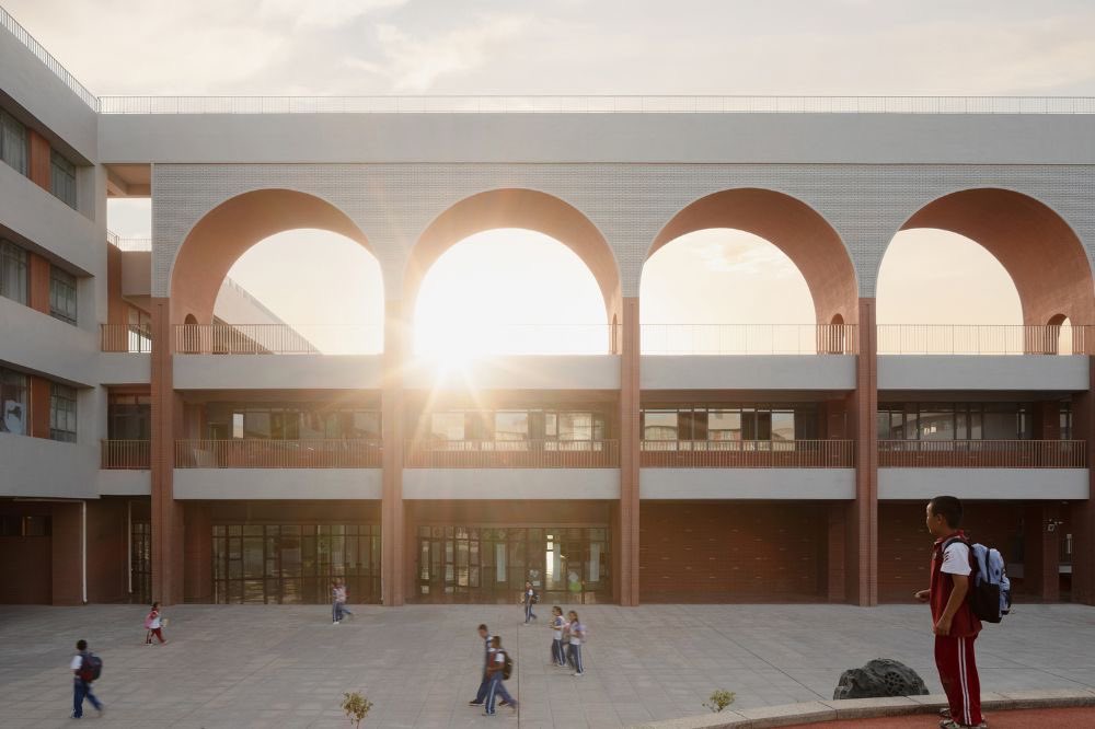 iam_blacklegacy's tweet photo. Parce qu’on construit des bâtiments sans construire une vision architecturale et pédagogique. Merci à Francis Kéré et bien d’autres “architectes, clients, états…” visionnaires*

Une école n’est effectivement pas une prison, c’est un lieu qui doit inspirer, ouvrir l’esprit et encourager l’apprentissage. L’architecture participe directement à cela.

L’architecture scolaire devrait être pensée comme un espace d’éveil, de lumière et de liberté intellectuelle. 

Quand on construit des écoles comme des prisons, on façonne aussi l’imaginaire des élèves. Tout est lié, l’éducation, le mindset, la gouvernance…