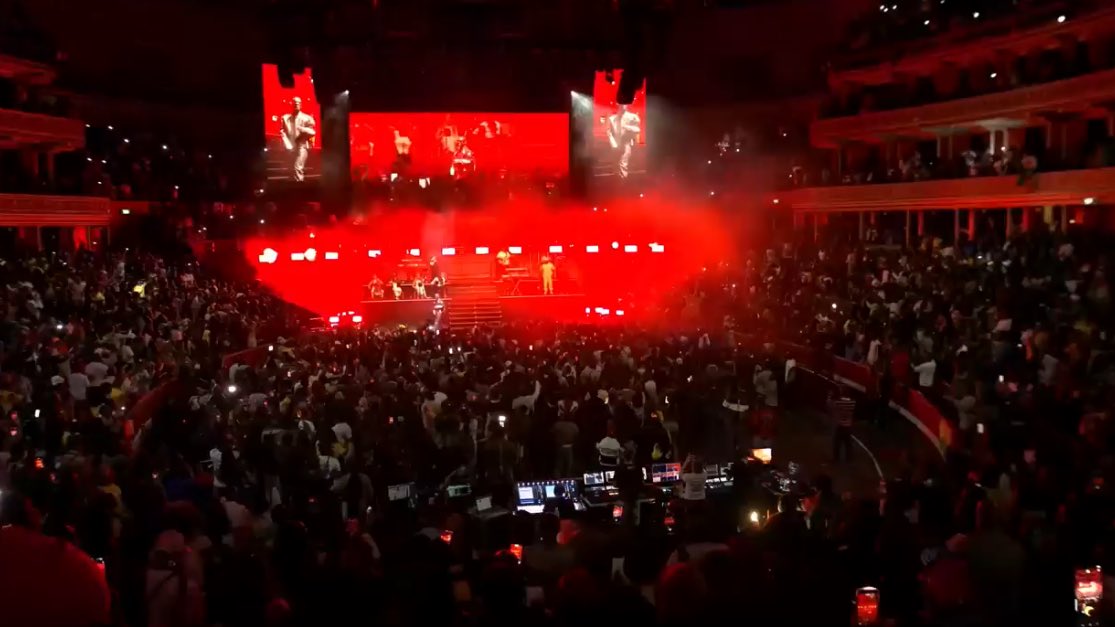 AccraGuyy's tweet image. SARKODIE’S FIRST RAPPERHOLIC SHOW OUTSIDE GHANA PACKED TO CAPACITY. BIG LOVE FROM THE UK FANS. GHANA MUSIC IS ALIVE!❤️‍🔥🇬🇭🇬🇭

#RAPPERHOLICUK26