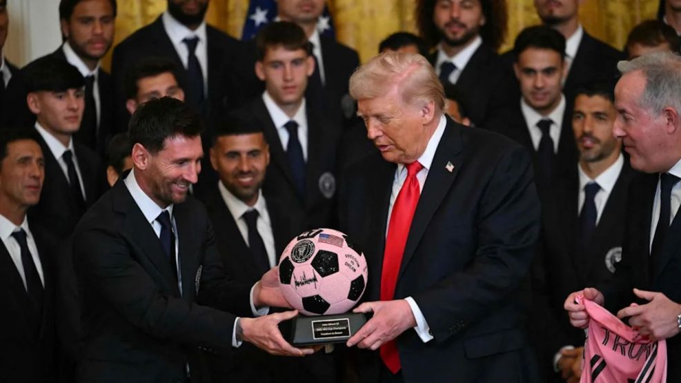 Sobre la cuestión Messi—Trump, no voy a opinar desde juicios de valor sino de intereses, que te pueden gustar o no gustar, pero Messi es un empresario y es accionista de la franquicia fetiche de la MLS, el Inter de Miami. Messi, al igual que su familia, no tiene ideología: tiene