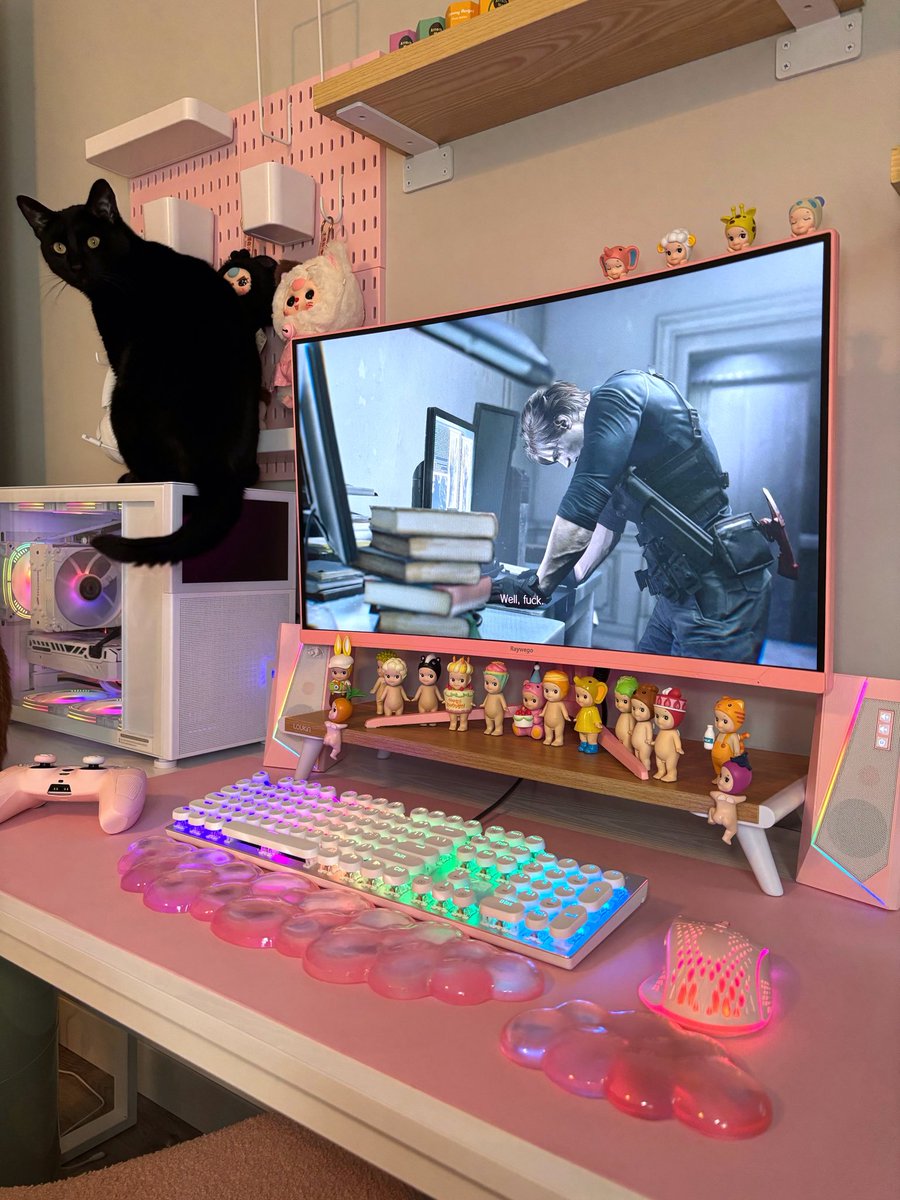 kittyzat13's tweet photo. 🐈‍⬛ *proceeded to head butt the screen after this*
We see u Mr.Butt &amp; we understand u 😮‍💨
#ResidentEvilRequiem #LeonKenndt #RE9 #cat #PinkGamingSetup https://t.co/SfWX3OdpMT
