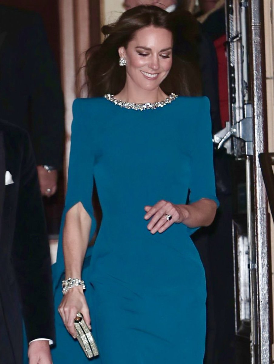 WalesRoyals's tweet photo. She's utterly gorgeous 💙✨ https://t.co/mgY78Cwa0x