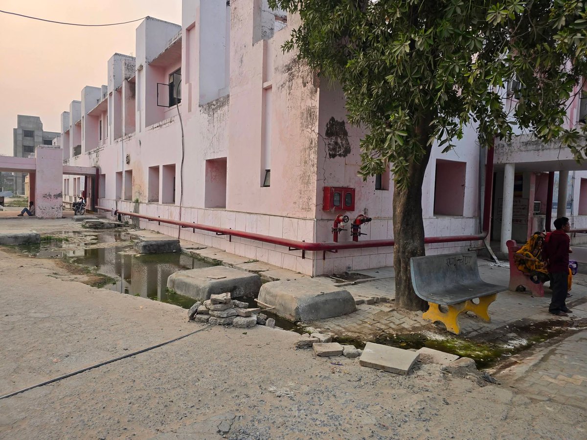 मऊ: जिला अस्पताल बना गंभार बीमारियों का घर! 

जल जमाव और गंदगी से बीमारी का खतरा बढ़ा, जिम्मेदार बेखबर! 

मरीज व तीमारदार बदबू से परेशान, अधिकारी एसी कमरों में मस्त!

MYogiAdityanath Brajesh Pathak A K Sharma Abbas Ansari Rajeev Rai Arshad Jamal